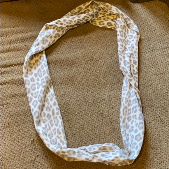 Leopard Old Navy ♾ Scarf - Picture 2 of 3